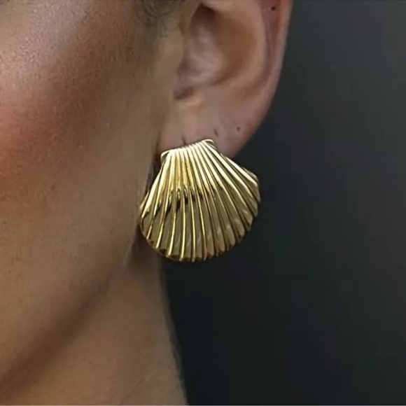 Seashell Stainless Steel Waterproof Earrings - Picture 2 of 11